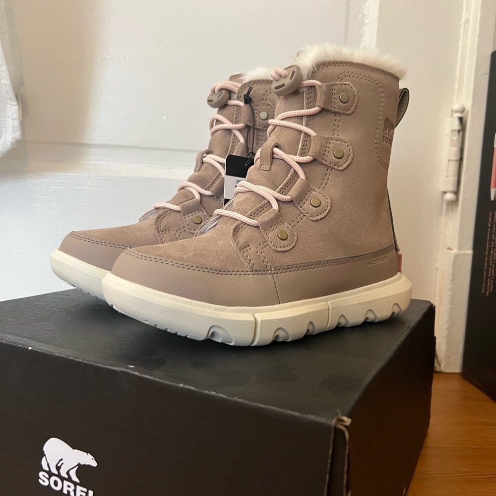 new sorel explorer winter boot, waterproof, bungee laceup, insulated, tread sole